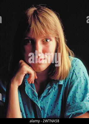 Primo piano di una giovane donna bionda al chiuso. Foto Stock