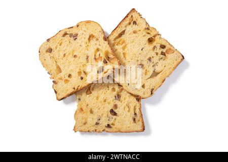 Deliziati con l'eleganza di tre fette di panettone classiche, ognuna delle quali mostra la ricca consistenza e il sapore festoso di questo tradizionale pane dolce italiano Foto Stock