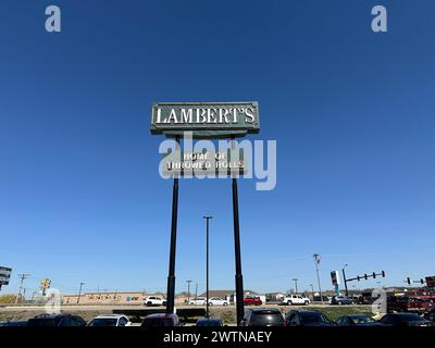 Ozark, Missouri - 10 marzo 2024: Lambert's Cafe - sede dei Throwed Rolls Foto Stock