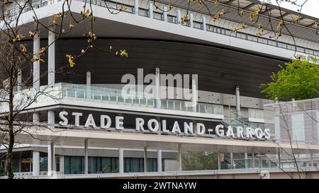 Ingresso allo stadio di tennis Roland-Garros con il campo centrale sullo sfondo Foto Stock