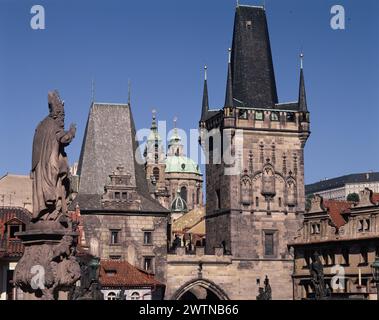 Repubblica Ceca. Città di Praga. Vista degli edifici della città vecchia con la Torre del Ponte Carlo. Foto Stock