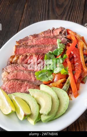 Fajitas di manzo messicano sul piatto Foto Stock