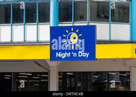 Logo Night 'n Day sull'edificio del negozio nel centro di Wellington, nuova zelanda. Foto Stock