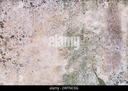 Vecchio frammento di parete in cemento, sfondo con struttura scura in stucco Foto Stock