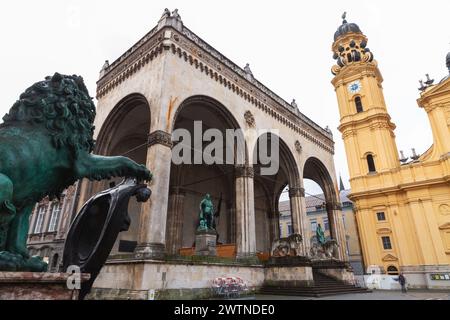 Monaco di Baviera, Germania - DEC 25, 2021: Odeonsplatz dove strutture significative come Feldherrnhalle, Palais Preysing, St. La Chiesa di Cajetan si trova a Monaco, Foto Stock