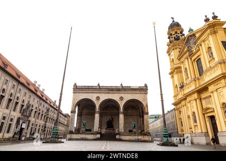 Monaco di Baviera, Germania - 24 dicembre 2021: Odeonsplatz dove importanti strutture come Feldherrnhalle, Palais Preysing, St. La Chiesa Cajetan si trova a Monaco, Foto Stock