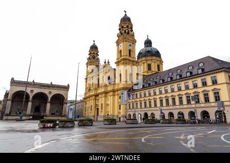 Monaco di Baviera, Germania - 24 dicembre 2021: Odeonsplatz dove importanti strutture come Feldherrnhalle, Palais Preysing, St. La Chiesa Cajetan si trova a Monaco, Foto Stock