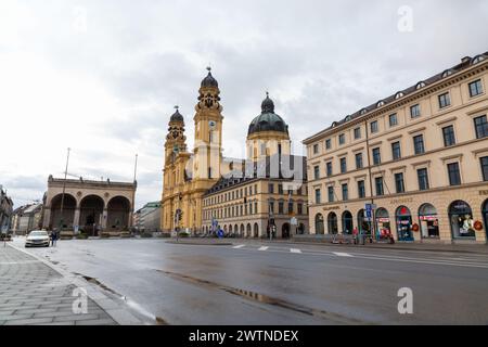 Monaco di Baviera, Germania - 24 dicembre 2021: Odeonsplatz dove importanti strutture come Feldherrnhalle, Palais Preysing, St. La Chiesa Cajetan si trova a Monaco, Foto Stock