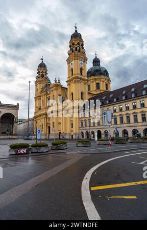 Monaco di Baviera, Germania - 24 dicembre 2021: La Chiesa Teatina di San Cajetan and Adelaide è una chiesa cattolica a Monaco di Baviera, in Germania. Costruito dal 1663 a 1 Foto Stock