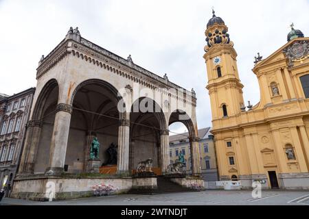 Monaco di Baviera, Germania - 24 dicembre 2021: Odeonsplatz dove importanti strutture come Feldherrnhalle, Palais Preysing, St. La Chiesa Cajetan si trova a Monaco, Foto Stock