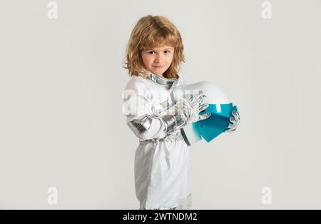 Il bambino piccolo vuole volare un casco astronauta nello spazio. Spazio di copia. Foto Stock