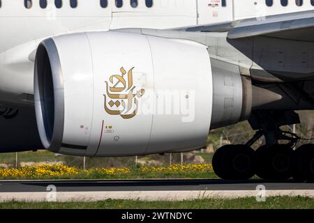 Emirates Boeing 777-31H-ER (REG: A6-EPS) in partenza per Larnaca, Cipro. Foto Stock