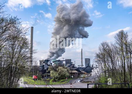 Kokerei der Hüttenwerke Krupp-Mannesmann, HKM in Duisburg-Hüttenheim, Kokerei und 2 Hochöfen, Sinteranlage und Kraftwerk, NRW, Deutschland, Hüttenwerke Krupp-Mannesmann *** cokeria di Hüttenwerke Krupp Mannesmann, HKM in Duisburg Hüttenheim, cokeria e 2 altiforni, impianto di sinterizzazione e centrale elettrica, NRW, Germania, Hüttenwerke Krupp Mannesmann, Krupp Mannesmann, Krupp Mannesmann, Krupp Mannesmann, Foto Stock