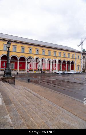 Monaco di Baviera, Germania - 25 dicembre 2021: Il Palais Toerring Jettenbach è un ex palazzo cittadino di Max Joseph Platz a Monaco di Baviera, costruito tra il 1835 e il 1838, mod Foto Stock