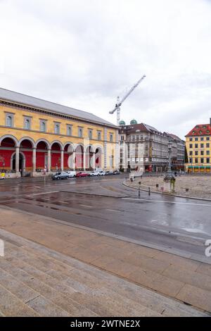 Monaco di Baviera, Germania - 25 dicembre 2021: Il Palais Toerring Jettenbach è un ex palazzo cittadino di Max Joseph Platz a Monaco di Baviera, costruito tra il 1835 e il 1838, mod Foto Stock