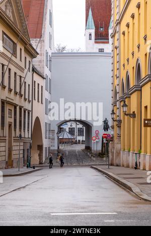 Monaco di Baviera, Germania - 25 dicembre 2021: Il Palais Toerring Jettenbach è un ex palazzo cittadino di Max Joseph Platz a Monaco di Baviera, costruito tra il 1835 e il 1838, mod Foto Stock