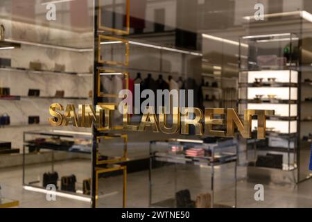 Monaco di Baviera, Germania - 25 dicembre 2021: Insegna e logo Yves Saint Laurent all'ingresso dei negozi di lusso in Maximilanstrasse, Maximilian Street a Munic Foto Stock