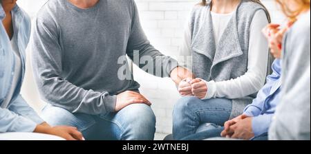 Premuto addicted donna la condivisione dei suoi problemi alla riunione di gruppo Foto Stock