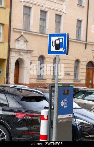 Monaco di Baviera, Germania - 25 dicembre 2021: Ricarica di auto elettriche dalla stazione di ricarica pubblica di Monaco fornita da SWM, di proprietà della città di Monaco. Foto Stock