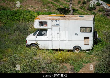 Camper abbandonato nel giardino Foto Stock