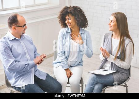 La donna africana apprezza il sostegno dei millennial alla riunione del gruppo di riabilitazione Foto Stock