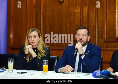 La Paz, BOLIVIA; 18 marzo 2024: Il Commissario europeo per l'ambiente, gli oceani e la pesca Virginijus Sinkevičius (centro) interviene in una conferenza stampa. Il Commissario si reca in Bolivia per coordinare l’applicazione del nuovo regolamento (UE) 2023/1115 sui prodotti esenti dalla deforestazione, entrato in vigore nel giugno 2023. I produttori e gli esportatori hanno tempo fino al dicembre 2024 per attuare le nuove norme, che in Bolivia colpiranno in particolare i produttori di caffè e cacao. Crediti: James Brunker/Alamy Live News Foto Stock