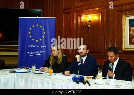 La Paz, BOLIVIA; 18 marzo 2024: Il Commissario europeo per l'ambiente, gli oceani e la pesca Virginijus Sinkevičius (centro) interviene in una conferenza stampa. Il Commissario si reca in Bolivia per coordinare l’applicazione del nuovo regolamento (UE) 2023/1115 sui prodotti esenti dalla deforestazione, entrato in vigore nel giugno 2023. I produttori e gli esportatori hanno tempo fino al dicembre 2024 per attuare le nuove norme, che in Bolivia colpiranno in particolare i produttori di caffè e cacao. Crediti: James Brunker/Alamy Live News Foto Stock