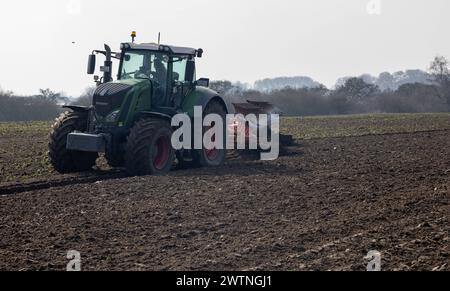 Fruehjahrsbestellung auf der Insel Ummanz Ein Landwirt arbeitet mit seinem Traktor und einem Pflug auf einem Feld bei Waase auf der Insel Ummanz Landkreis Vorpommern-Ruegen. Waase Mecklenburg-Vorpommern Deutschland *** coltivazione di primavera sull'isola di Ummanz Un agricoltore lavora con il suo trattore e un aratro in un campo vicino a Waase, nell'isola di Ummanz Contea di Vorpommern Ruegen Waase Meclemburgo Vorpommern Germania Foto Stock