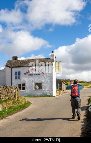 Il Barrel Inn at Bretton, il pub più alto del Derbyshire, risale al 1597 e si trova alla testa di Bretton Clough nel Peak District National Park Foto Stock