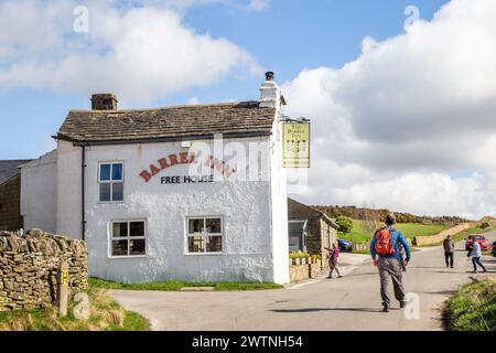 Il Barrel Inn at Bretton, il pub più alto del Derbyshire, risale al 1597 e si trova alla testa di Bretton Clough nel Peak District National Park Foto Stock