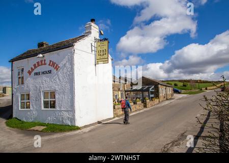 Il Barrel Inn at Bretton, il pub più alto del Derbyshire, risale al 1597 e si trova alla testa di Bretton Clough nel Peak District National Park Foto Stock