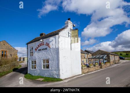 Il Barrel Inn at Bretton, il pub più alto del Derbyshire, risale al 1597 e si trova alla testa di Bretton Clough nel Peak District National Park Foto Stock