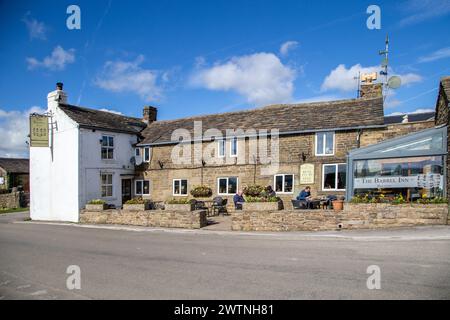 Il Barrel Inn at Bretton, il pub più alto del Derbyshire, risale al 1597 e si trova alla testa di Bretton Clough nel Peak District National Park Foto Stock