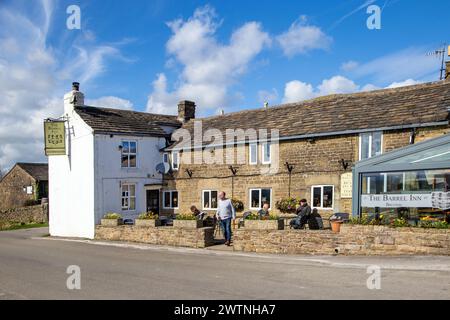 Il Barrel Inn at Bretton, il pub più alto del Derbyshire, risale al 1597 e si trova alla testa di Bretton Clough nel Peak District National Park Foto Stock