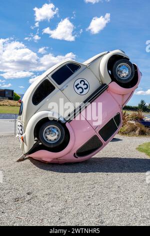 Cromwell, nuova Zelanda- 3 gennaio 2024: Auto invertita, dipinta di rosa e bianco con il numero 53, funge da installazione giocosa a Highlands Motorsp Foto Stock