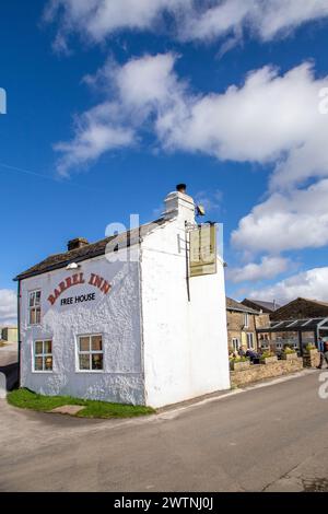 Il Barrel Inn at Bretton, il pub più alto del Derbyshire, risale al 1597 e si trova alla testa di Bretton Clough nel Peak District National Park Foto Stock