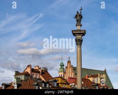 Colonna Sigismondo III Vasa con pochi edifici della città Vecchia sullo sfondo. Cielo blu, leggermente coperto di nuvole. Colori vivaci della vecchia Europa Foto Stock