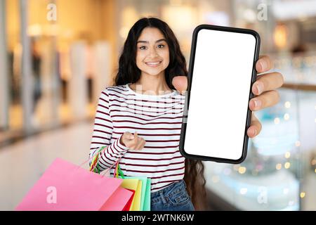 Smartphone con schermo bianco nella mano della donna Foto Stock