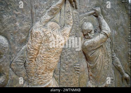 The Scourging at the Pillar – Second Sorrowful Mystery. Una scultura in rilievo sul Monte Podbrdo (la collina delle apparizioni) a Medjugorje. Foto Stock