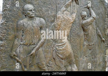 The Scourging at the Pillar – Second Sorrowful Mystery. Una scultura in rilievo sul Monte Podbrdo (la collina delle apparizioni) a Medjugorje. Foto Stock