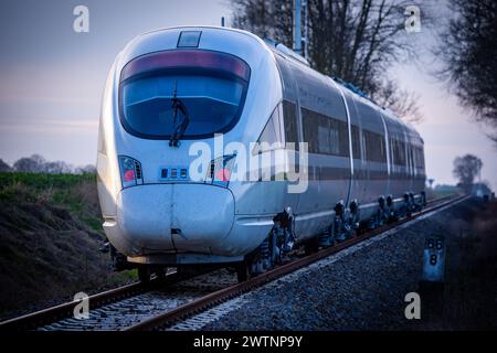 Alt Schwerin, Germania. 18 marzo 2024. Il treno di prova "Advanced TrainLab" di Deutsche Bahn sta testando il progetto ferroviario 5G su una diramazione. Il progetto, al quale partecipano Telefónica (O2), Deutsche Bahn, Ericsson e Vantage Towers, mira a testare le possibilità di utilizzare lo standard di comunicazione mobile 5G sui viaggi in treno. Ciò dovrebbe migliorare significativamente la ricezione dei telefoni cellulari durante i viaggi in treno. Crediti: Jens Büttner/dpa/Alamy Live News Foto Stock