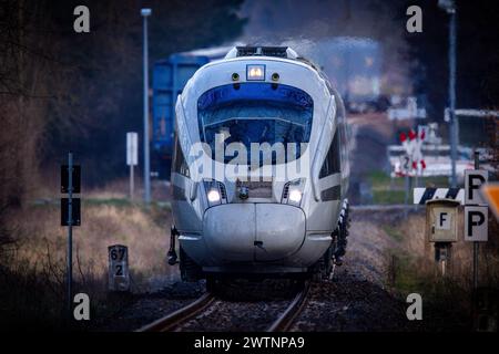 Alt Schwerin, Germania. 18 marzo 2024. Il treno di prova "Advanced TrainLab" della Deutsche Bahn è in funzione sul binario di prova per il progetto ferroviario 5G. Il progetto, al quale partecipano Telefónica (O2), Deutsche Bahn, Ericsson e Vantage Towers, mira a testare le possibilità di utilizzare lo standard di comunicazione mobile 5G sui viaggi in treno. Ciò dovrebbe migliorare significativamente la ricezione dei telefoni cellulari durante i viaggi in treno. Crediti: Jens Büttner/dpa/Alamy Live News Foto Stock