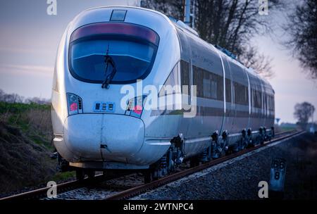 Alt Schwerin, Germania. 18 marzo 2024. Il treno di prova "Advanced TrainLab" di Deutsche Bahn sta testando il progetto ferroviario 5G su una diramazione. Il progetto, al quale partecipano Telefónica (O2), Deutsche Bahn, Ericsson e Vantage Towers, mira a testare le possibilità di utilizzare lo standard di comunicazione mobile 5G sui viaggi in treno. Ciò dovrebbe migliorare significativamente la ricezione dei telefoni cellulari durante i viaggi in treno. Crediti: Jens Büttner/dpa/Alamy Live News Foto Stock