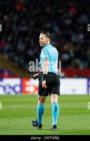 Barcellona, Spagna. 12 marzo 2024. L'arbitro Danny Makkelie in azione durante la partita di UEFA Champions League tra FC Barcelona e SSC Napoli a t Foto Stock