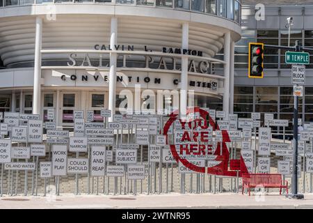 Salt Lake City, Utah - 12 settembre 2023: Cartelli davanti al Salt Palace Convention Center nel centro di Salt Lake City, Utah Foto Stock