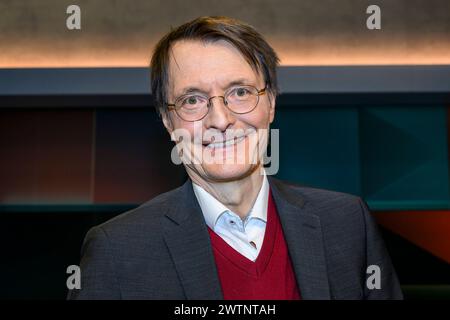 Karl Lauterbach SPD: Bundesgesundheitsminister, Thema - Populismus, Hass und Fakes - Wie gefaehrlich sind soziale Medien, hart aber fair Polittalk, TV, Format, mit Moderator - Louis Klamroth, Das Erste, 18.03. 2024, *** Karl Lauterbach SPD Ministro federale della salute, populismo tematico, odio e falsi quanto sono pericolosi i social media, hart aber fair Polittalk, TV, format, con presentatore Louis Klamroth, Das Erste, 18 03 2024, Copyright: HMBxMedia/UwexKoch Foto Stock