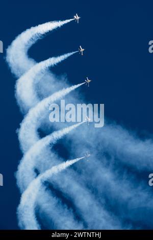 Gli F/A-18 Super Hornets assegnati ai Blue Angels eseguono manovre acrobatiche durante lo show aereo di Travis Air Force base Wings Over Solano e open House a Travis AFB, California, 17 marzo 2024. Quest'anno segna il 78° anno degli Angeli Blu. (Foto U.S. Air Force di Kenneth Abbate) Foto Stock