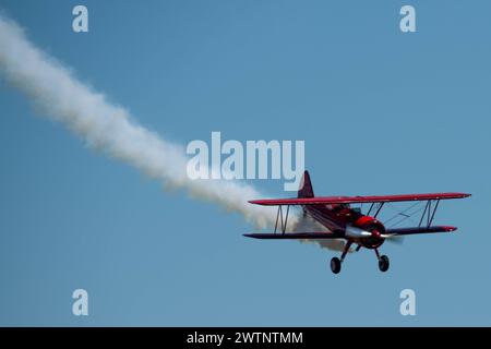 Vicky Benzing, pilotando un Boeing Stearman Model 75 del 1940, esegue manovre aerobiche durante lo show aereo Travis Air Force base Wings Over Solano e la sala all'aperto a Travis AFB, California, 16 marzo 2024. Lo spettacolo aereo e l'open House di Travis AFB Wings Over Solano hanno offerto alla comunità locale l'opportunità di interagire direttamente con la base e i suoi aviatori. Foto Stock