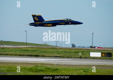 U.S. Navy Blue Angel #6 F/A-18E Super Hornet viene lanciato dalla linea di volo durante lo show aereo di Travis Air Force base Wings Over Solano e open House a Travis AFB, California, 16 marzo 2024. La missione dello U.S. Navy Flight Demonstration Squadron è mostrare il lavoro di squadra e la professionalità della Marina e del corpo dei Marines ispirando una cultura di eccellenza e servizio al paese attraverso dimostrazioni di volo e sensibilizzazione della comunità. (Foto U.S. Air Force di Kenneth Abbate) Foto Stock