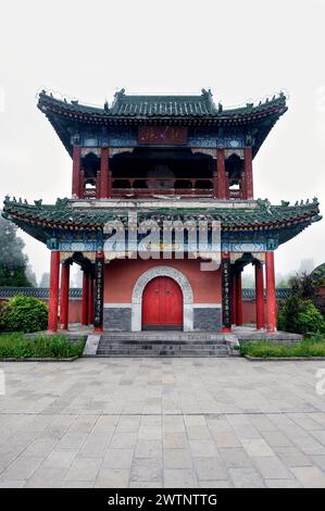 La torre campanaria del tempio di Tianmenshan illustra l'architettura tardiva cinese nel parco nazionale del monte Tianmen, in Cina. Foto Stock